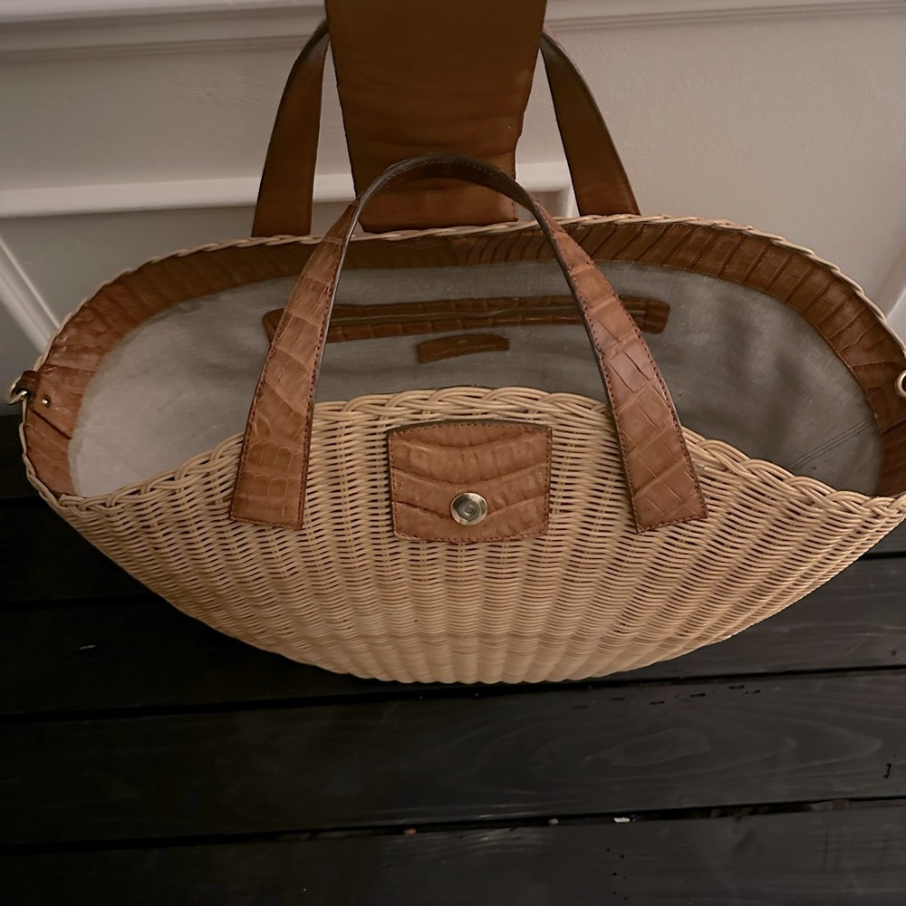 Gorgeous Parisian style wicker/alligator leather tote. Nancy Gonzales. - Picture 10 of 11